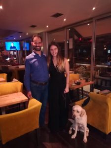 Η Χριστίνα Σαρρή με τη Luna, το σκύλο οδηγό της, και το Βαγγέλη Αυγουλά