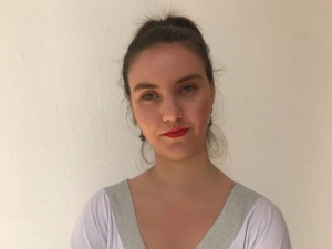 Η Χριστίνα Σαρρή με λευκή μπλούζα και τα μαλλιά της πιασμένα σε Κώτσο