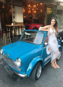 Η Χριστίνα Σαρρή στηριγμένη επάνω σε ένα μπλε mini Cooper