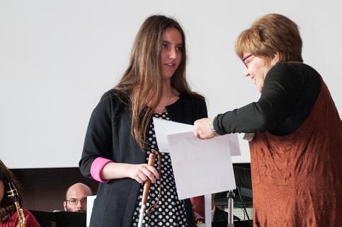 Η Χριστίνα που παραλαμβάνει το βραβείο της από την ομιλήτρια της εκδήλωσης