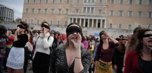 η Χριστίνα Σαρρή σε διαμαρτυρία με άλλες κοπέλες έξω από τη βουλή των ελλήνων