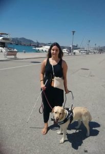 Η Χριστίνα Σαρρή με σκύλο οδηγό