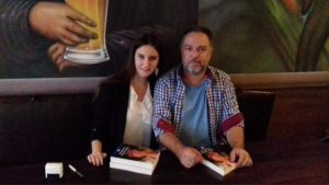 Η Χριστίνα Σαρρή μαζί με τον εκδότη Γιάννη Κρανιά