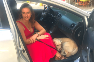 Η Χριστίνα Σαρρή στο κάθισμα του συνοδηγού με το σκύλο οδηγό της