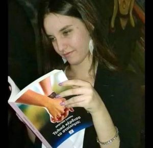 Η Χριστίνα Σαρρή στην παρουσίαση του πρώτου της βιβλίου. Κρατάει ανοιχτό μπροστά της το βιβλίο της «Τελικά κέρδισα το στοίχημα;», σαν να το διαβάζει. Φοράει λευκό πουκαμισάκι, μαύρο σακάκι και λευκά σκουλαρίκια σε σχήμα φτερών. Τα μαλλιά της είναι λυτά, είναι μακιγιαρισμένη κι έχει ροζ μανικιούρ. Αυτή ακριβώς είναι η φωτογραφία που αποτυπώθηκε σε μορφή κόμικ στο Legends of disability game.