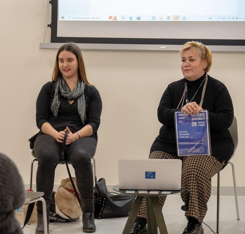 Τετράγωνη φωτογραφία. Καθισμένες σε καρέκλες. Αριστερά η Χριστίνα Σαρρή, με πολύ γλυκό χαμόγελο, μαζί με τη Λούνα και στα δεξιά η Αρετή Βάσσου.