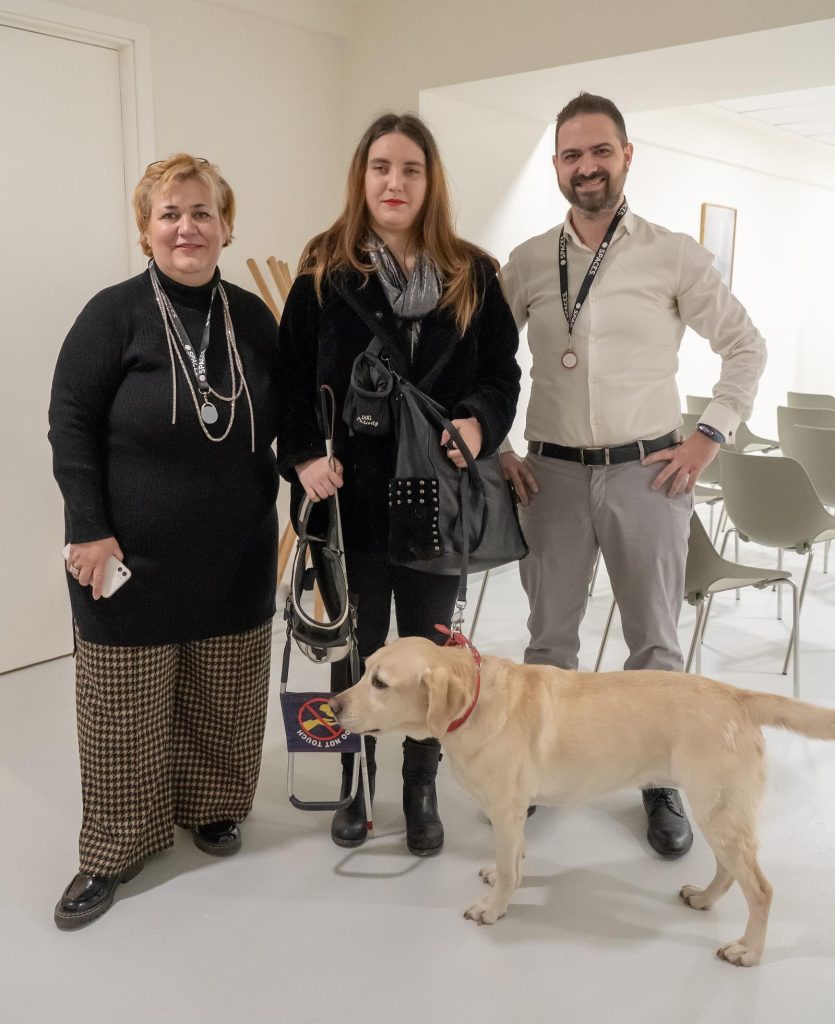 Ομαδική φωτογραφία. Αριστερά η Αρετή Βάσσου, στο κέντρο η Χριστίνα Σαρρή μαζί με την Λούνα, δεξιά ο Αντώνης Ζεάκης.