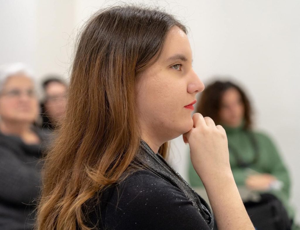 Πορτραίτο της Χριστίνας Σαρρή προφίλ από την αριστερή πλευρά
