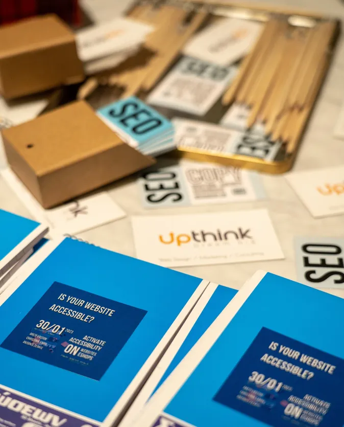 Κεντρικό τραπέζι σαλονιού. Πάνω του έχει σημειωματάρια με αυτοκόλητα από το meetup, ξύλινα μολύβια, επαγγελματικές κάρτες.