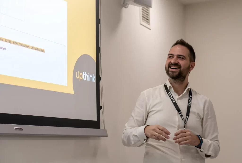 Ο Αντώνης Ζεάκης παρουσιάζει την δική του ομιλία.
