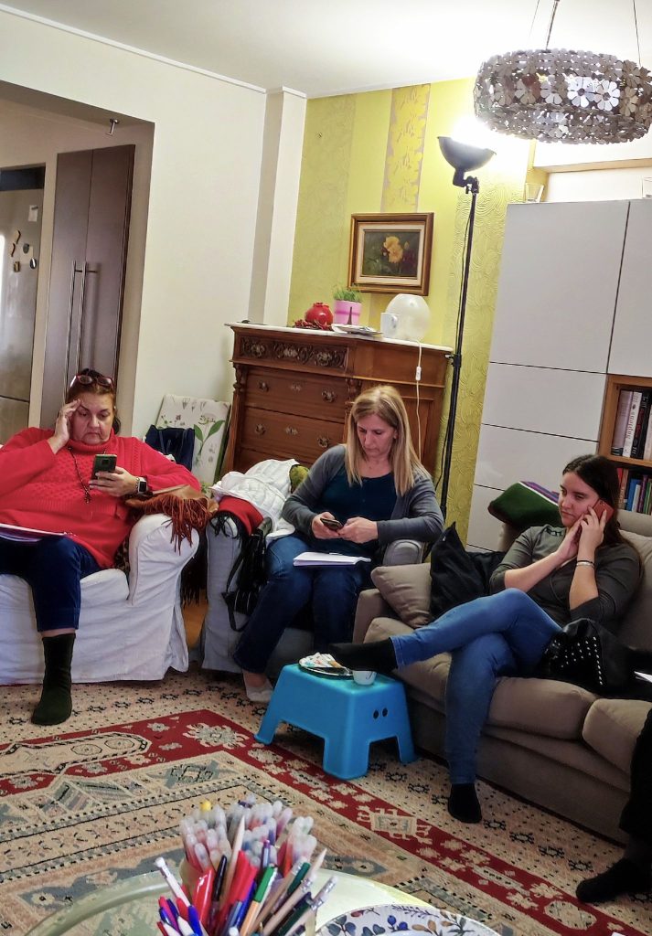 Η Χριστίνα Σαρρή ανάμεσα σε άλλες δύο συμμετέχουσες. Και οι τρεις κάνουν μία άσκηση χρησιμοποιώντας τα κινητά τους.