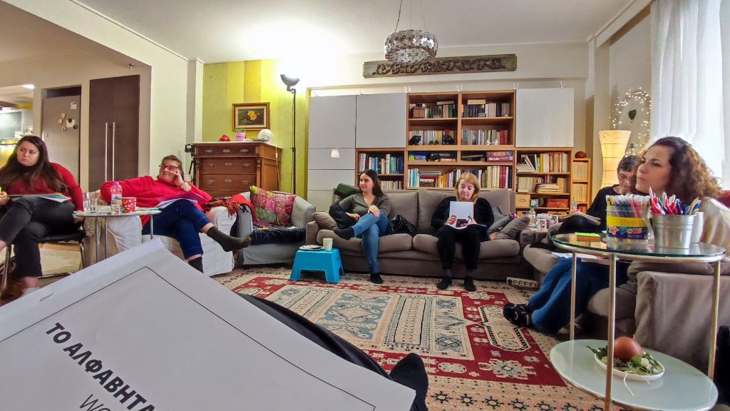 Μακρινή φωτογραφία με όλες τις συμμετέχουσες του σεμιναρίου στο σαλόνι του New Path By Kalli.
