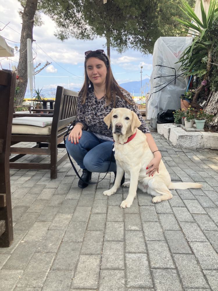 Η Χριστίνα Σαρρή  μαζί με τη Λούνα σε μία καφετέρια.
