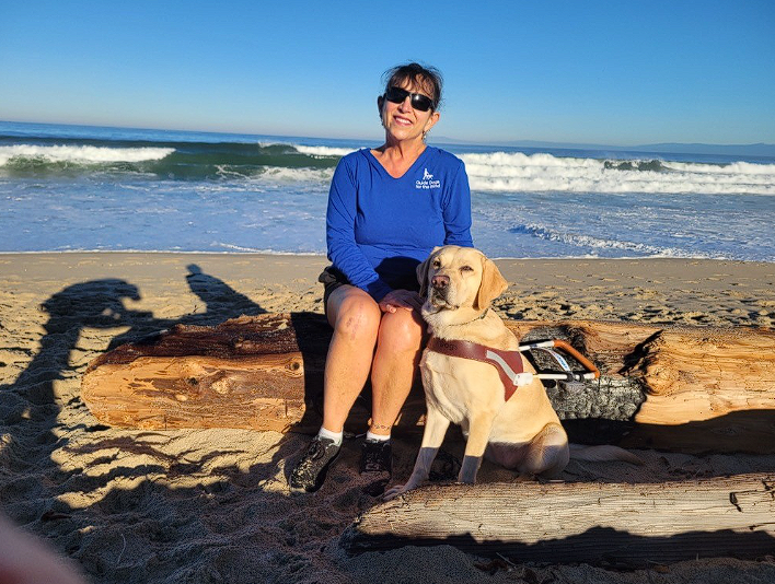 Μία τυφλή γυναίκα στην παραλία με το σκύλο οδηγό της. 8 τρόποι να είσαι ασφαλής στην παραλία αν είσαι τυφλή/ός